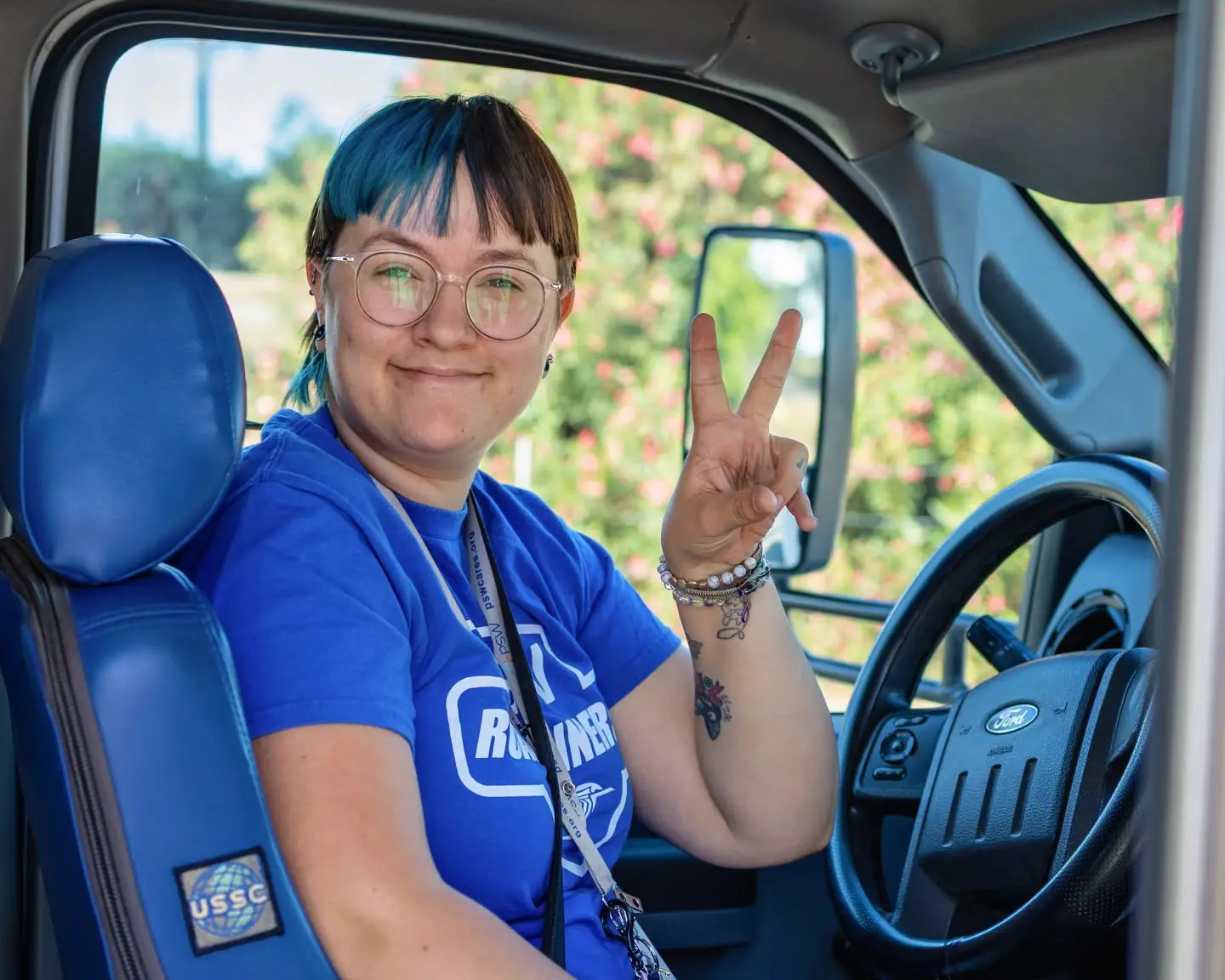 Nuestros Increíbles Conductores y Asistentes de Autobús